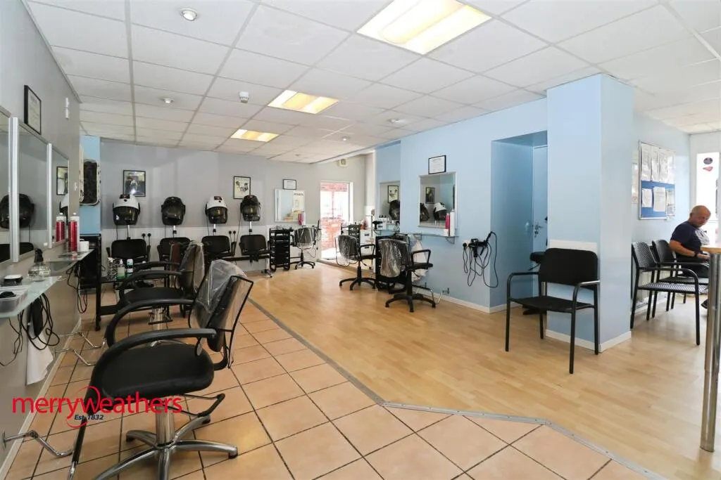 1 bed Hairdresser / Barber Shop