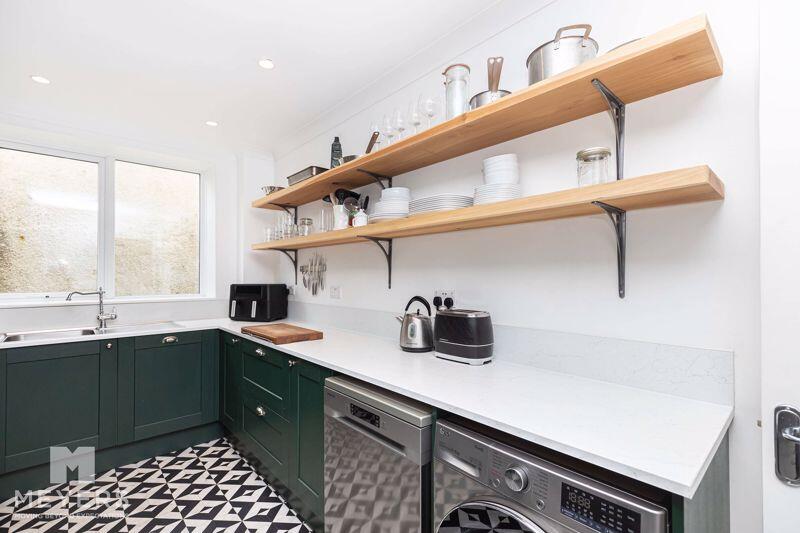 5 bed Apartment