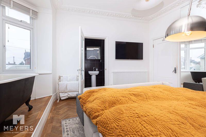 5 bed Apartment