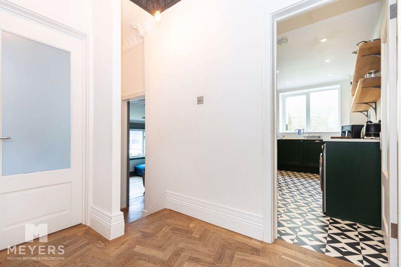 5 bed Apartment