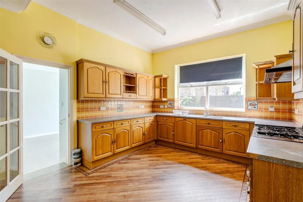 6 bed Link Detached House