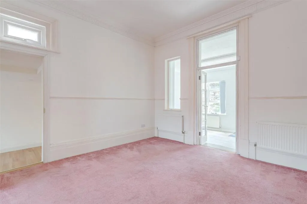 6 bed Link Detached House
