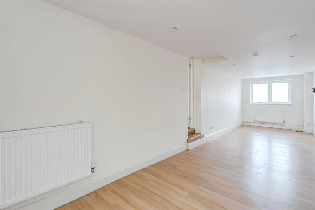 6 bed Link Detached House