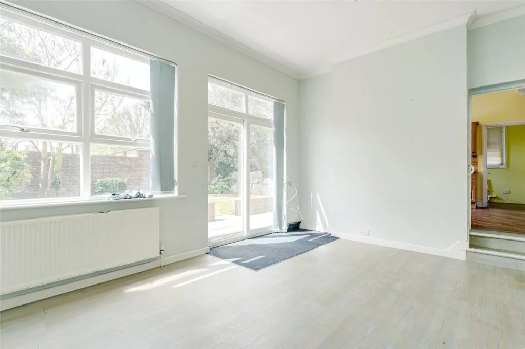 6 bed Link Detached House