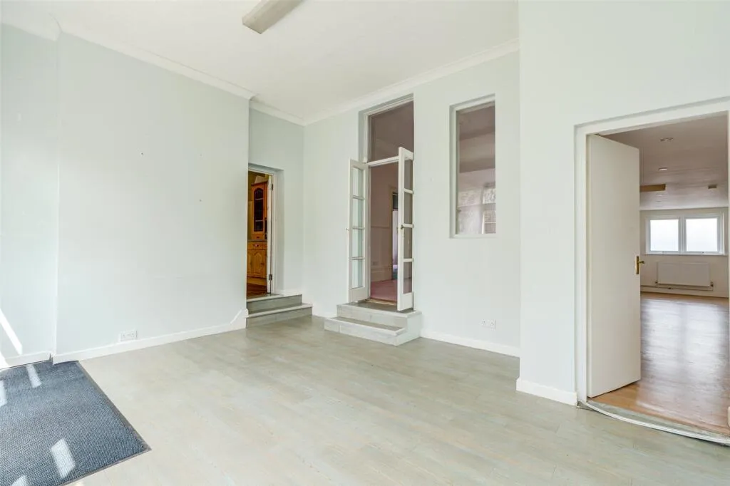 6 bed Link Detached House