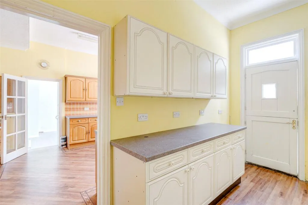 6 bed Link Detached House