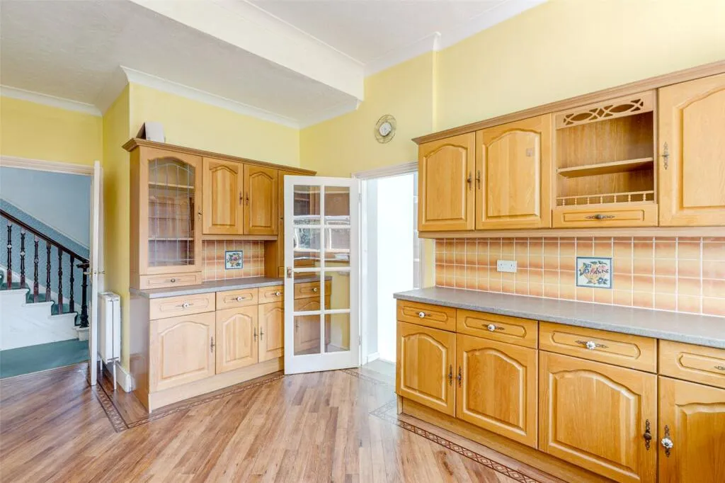 6 bed Link Detached House