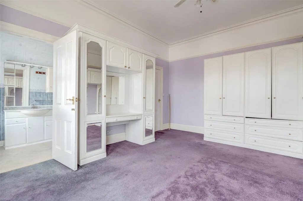 6 bed Link Detached House