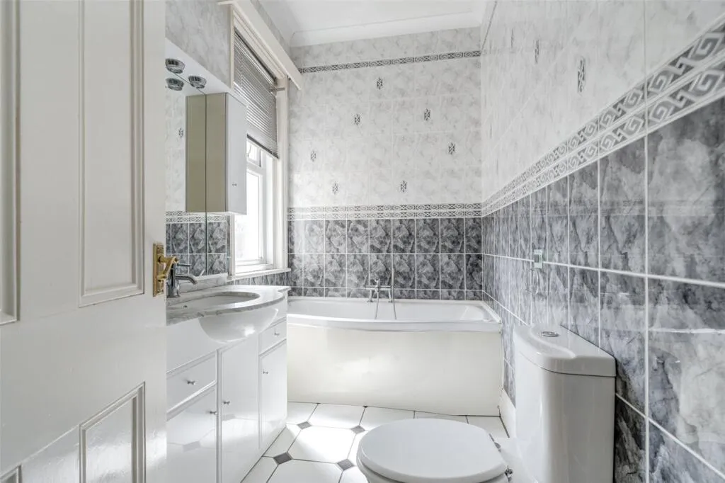 6 bed Link Detached House