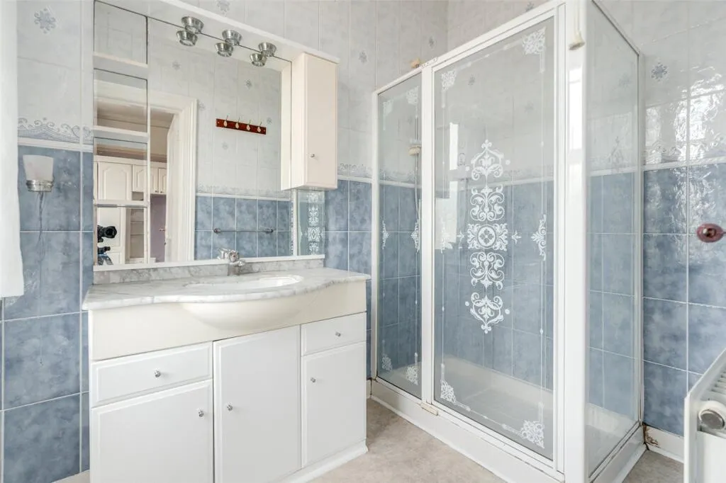 6 bed Link Detached House