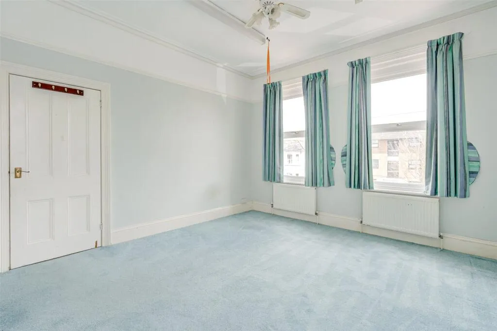6 bed Link Detached House
