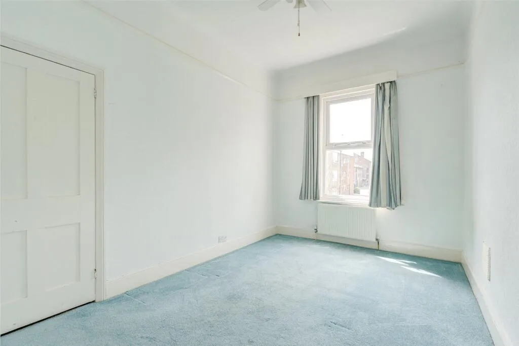 6 bed Link Detached House