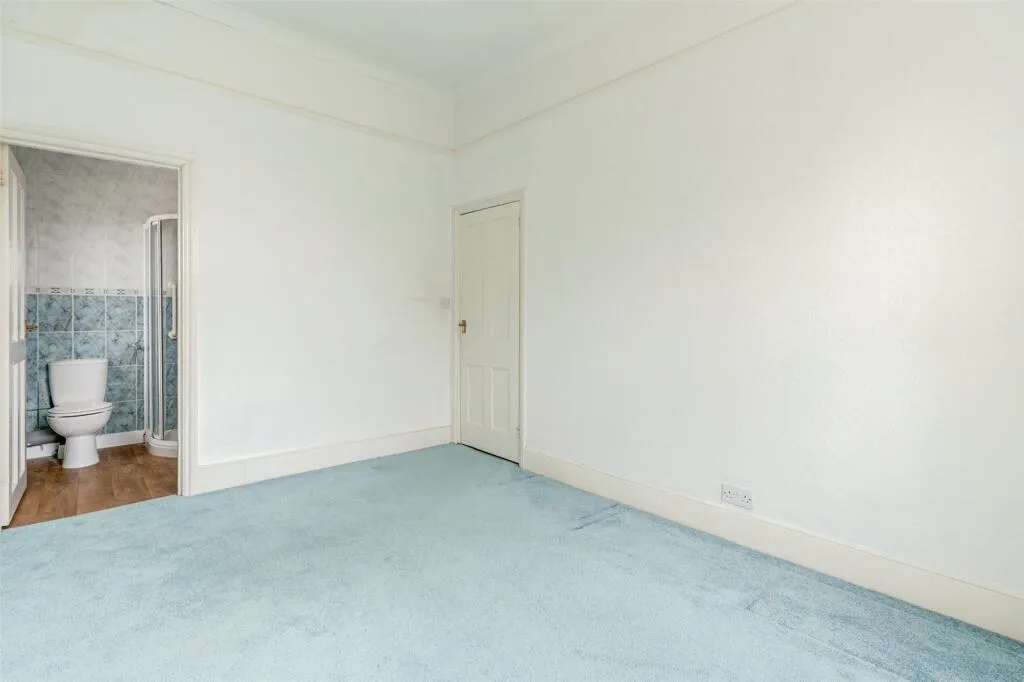 6 bed Link Detached House