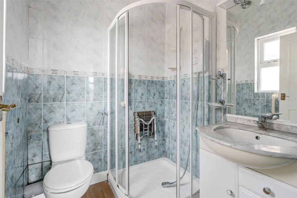6 bed Link Detached House