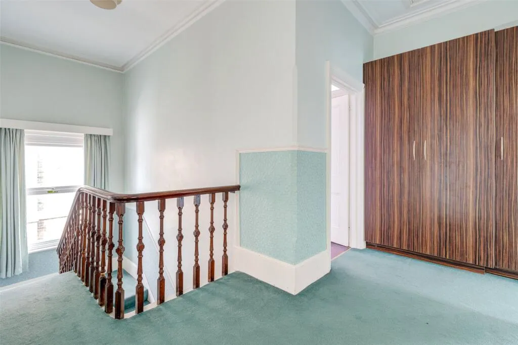6 bed Link Detached House