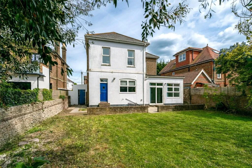 6 bed Link Detached House