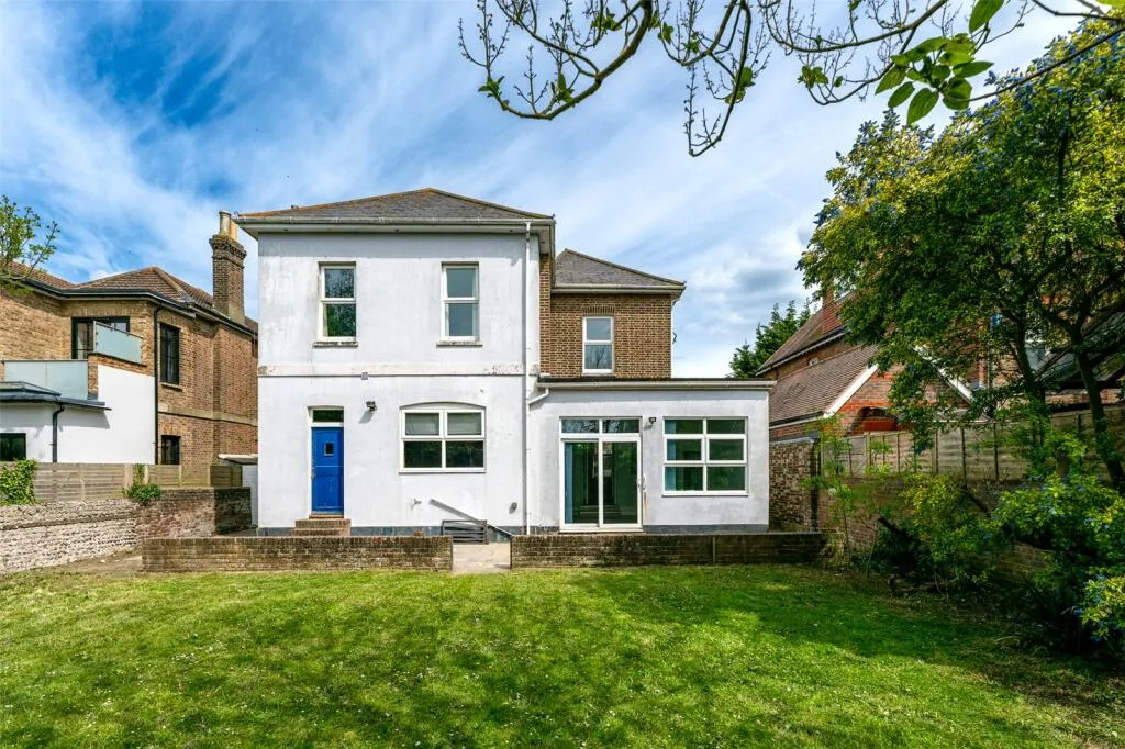 6 bed Link Detached House