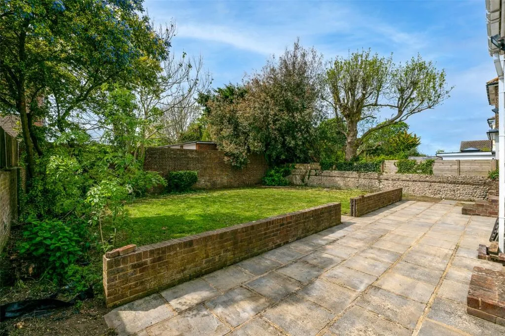 6 bed Link Detached House