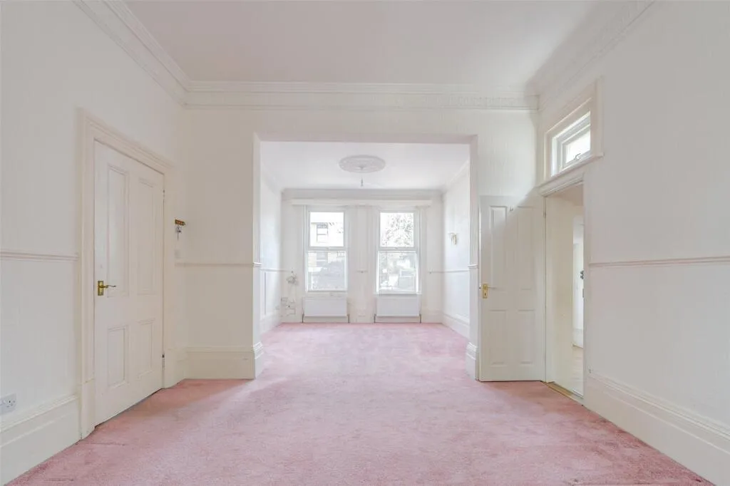 6 bed Link Detached House
