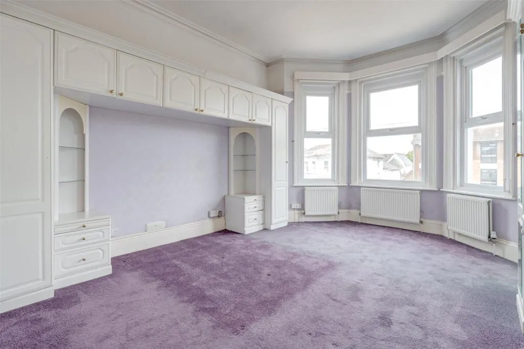 6 bed Link Detached House