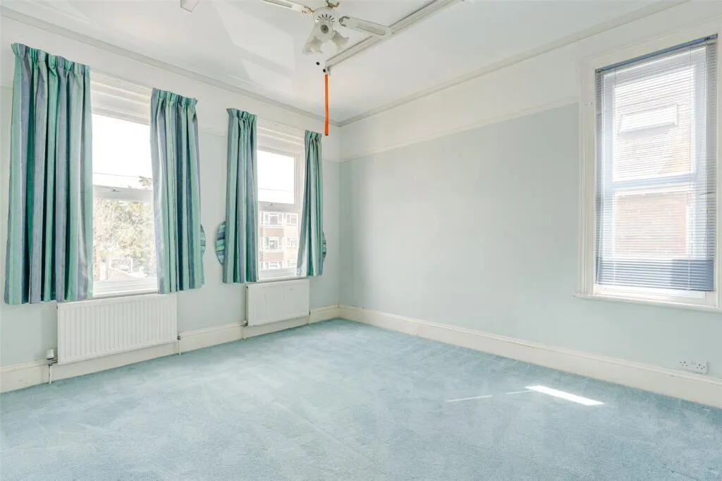 6 bed Link Detached House