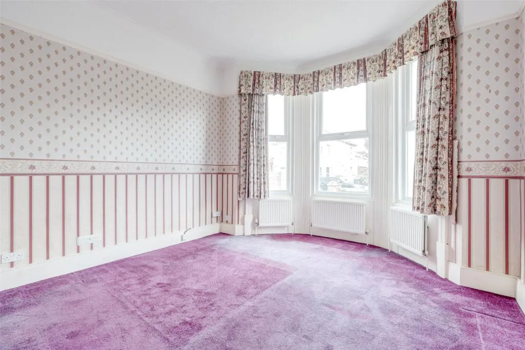 6 bed Link Detached House