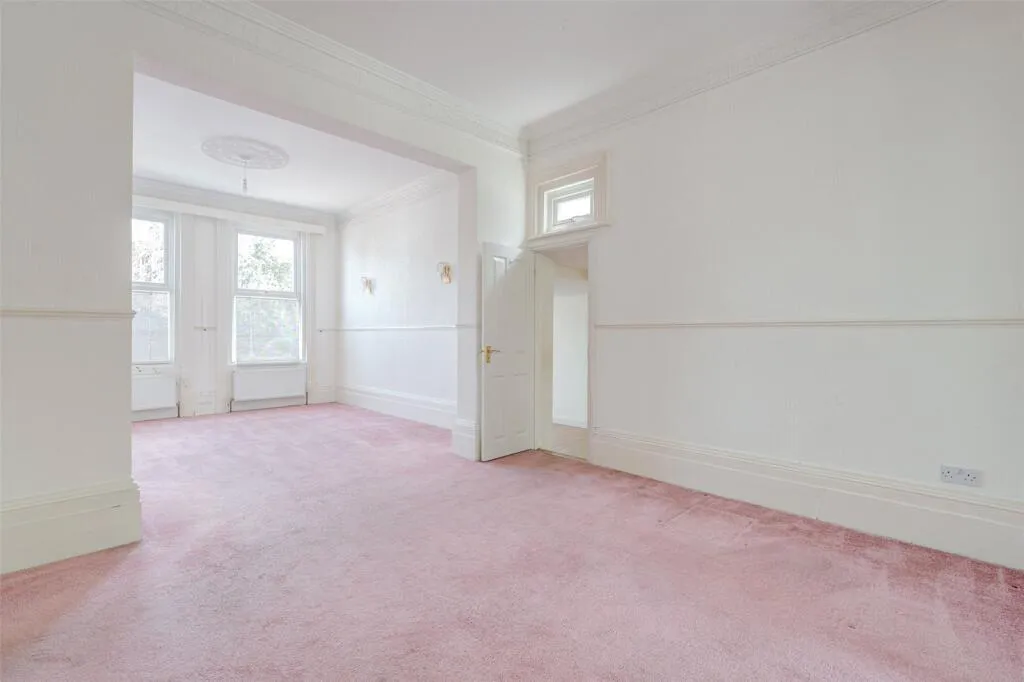 6 bed Link Detached House