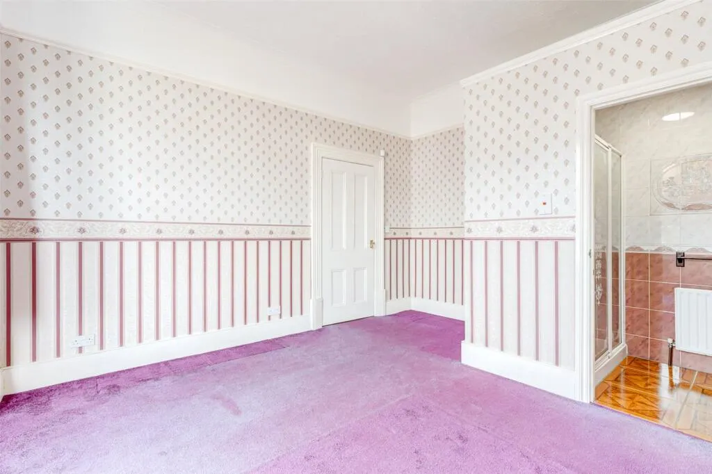 6 bed Link Detached House