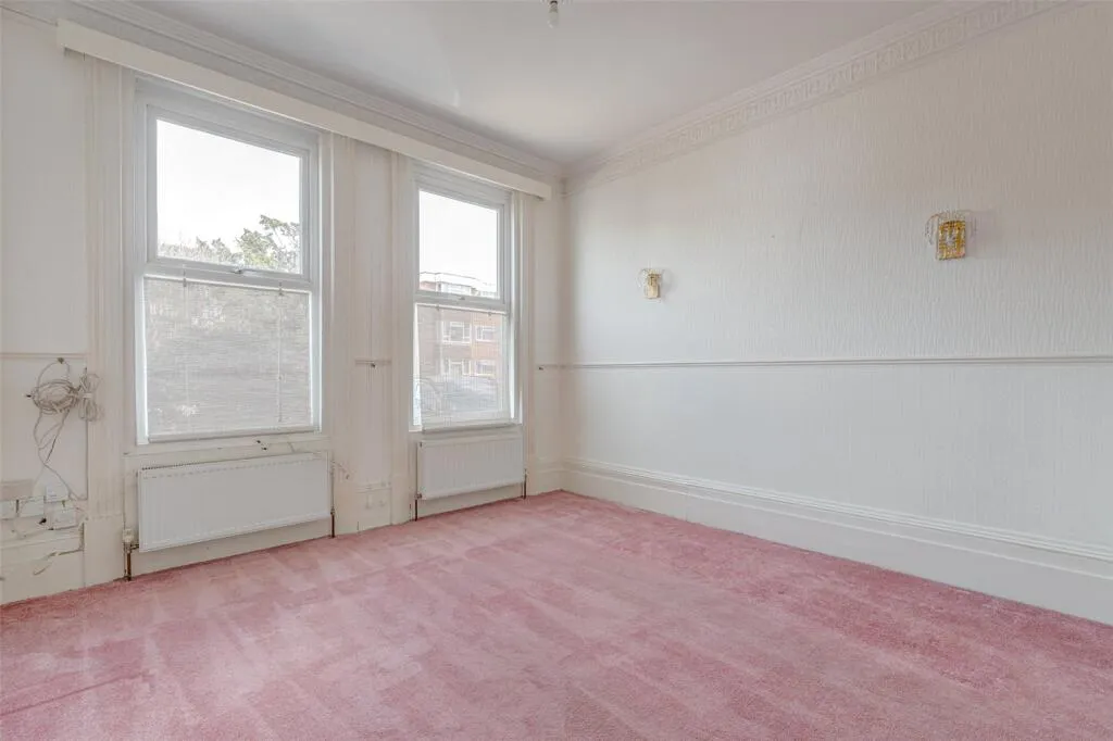 6 bed Link Detached House