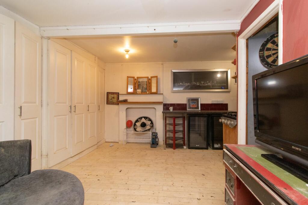 3 bed End of Terrace