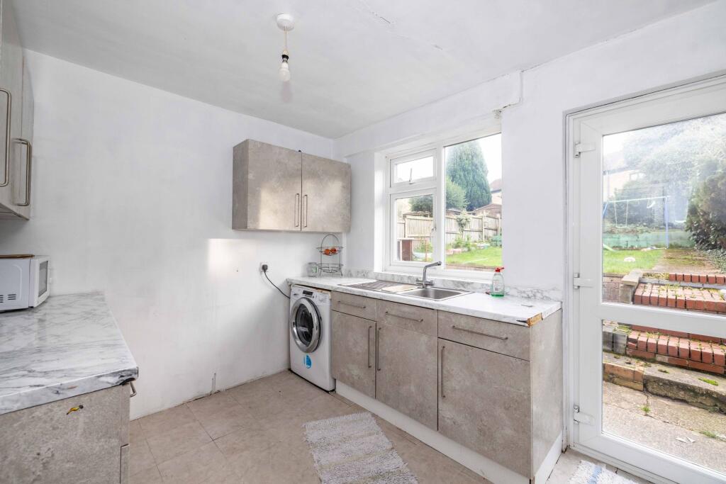 4 bed End of Terrace