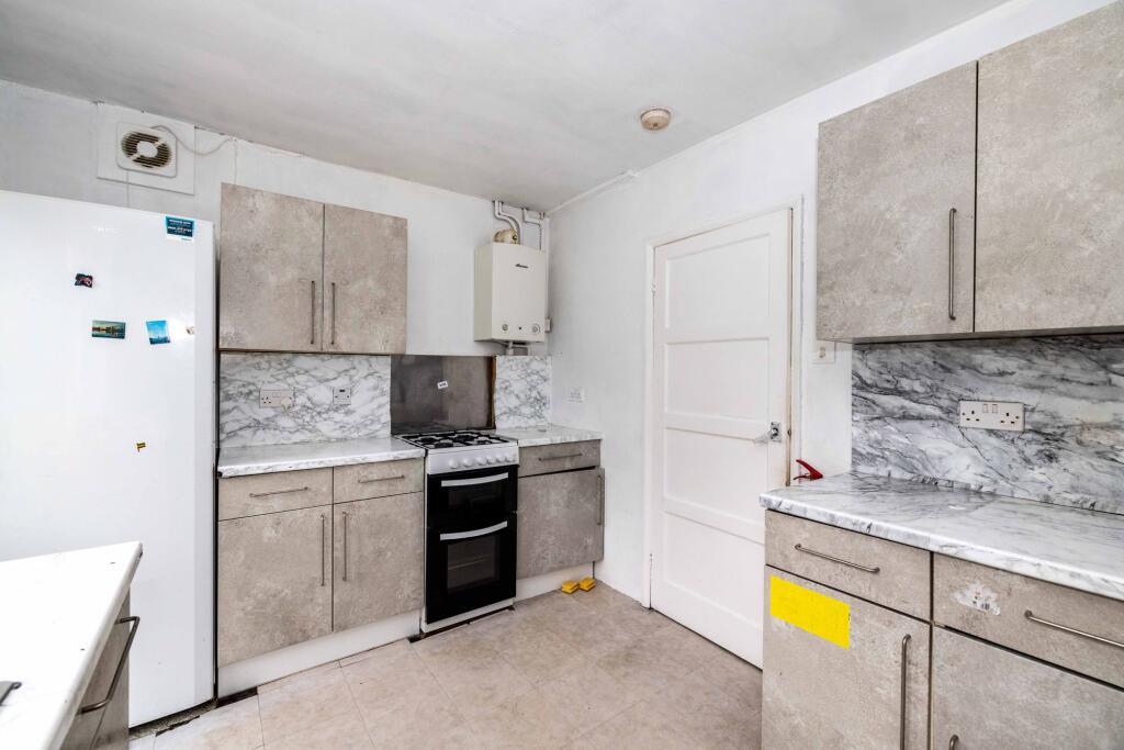 4 bed End of Terrace