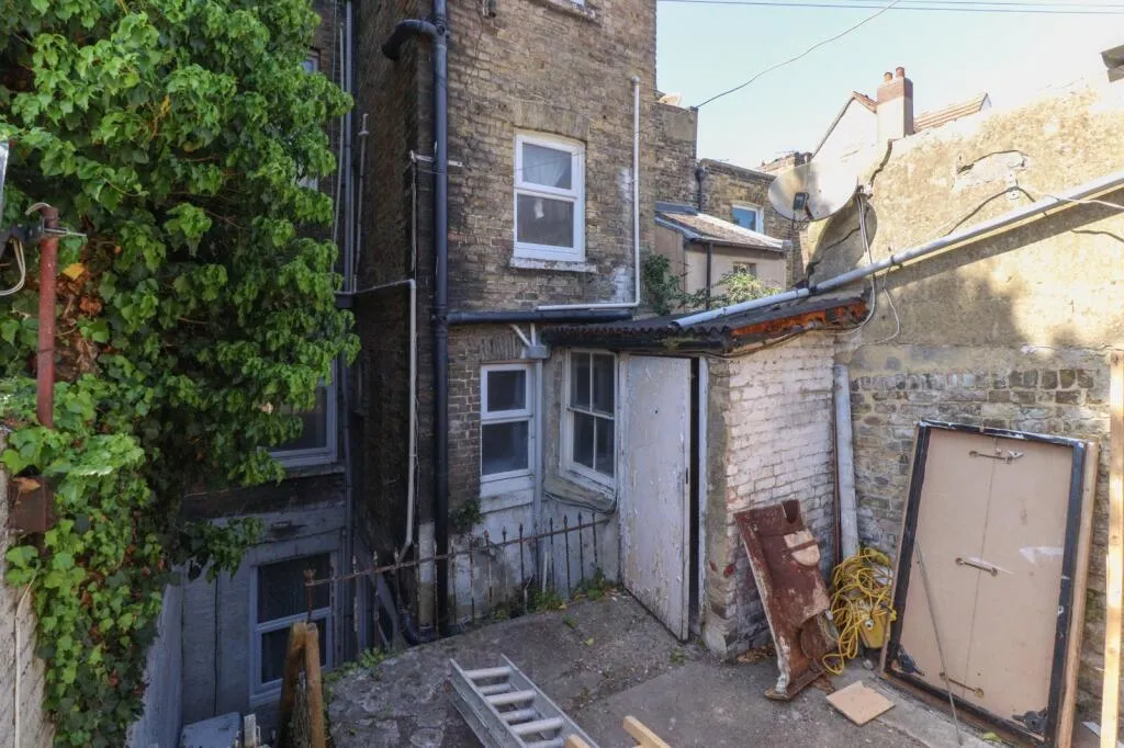 4 bed Terraced