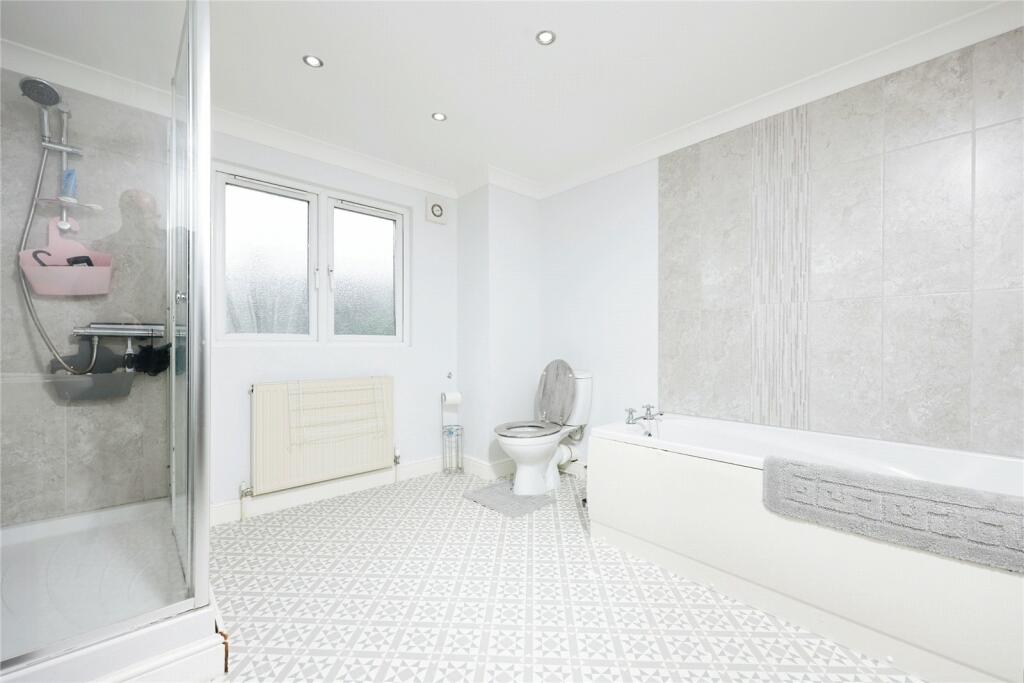 3 bed End of Terrace