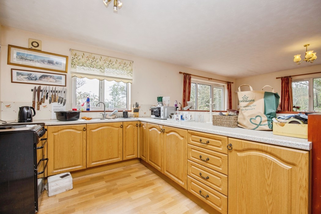 6 bed Detached Bungalow