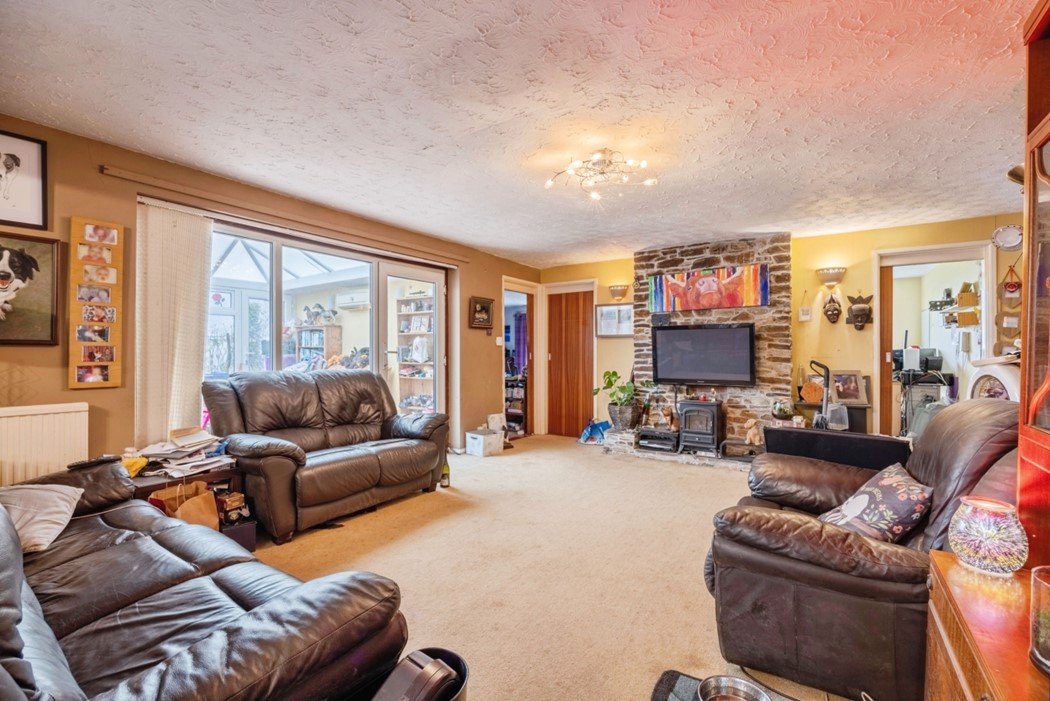 6 bed Detached Bungalow