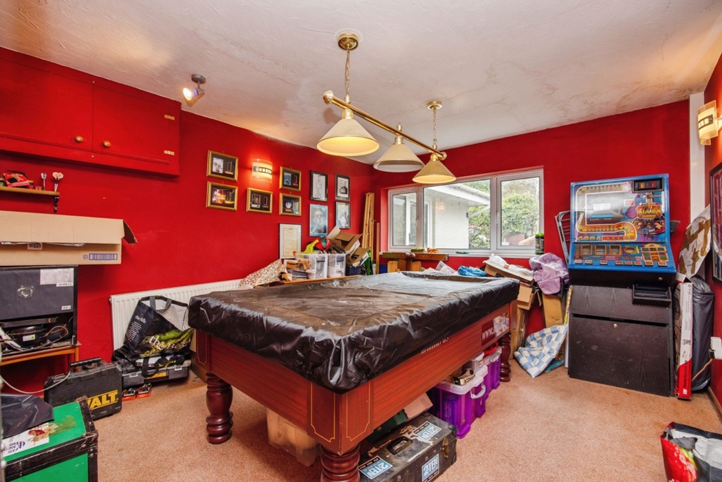 6 bed Detached Bungalow