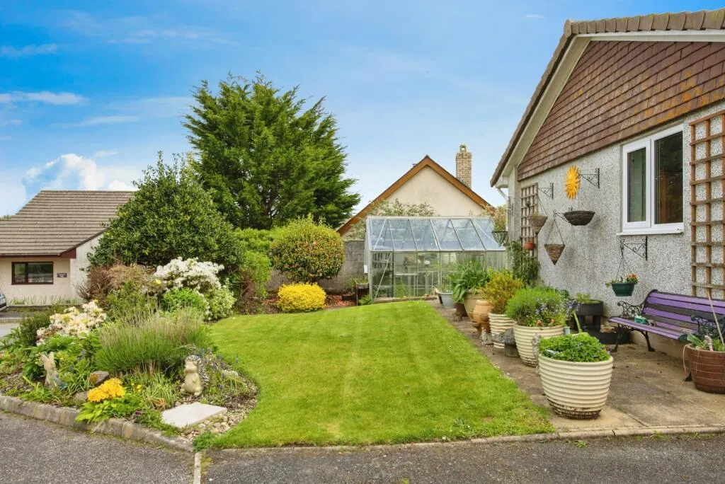 3 bed Semi-Detached Bungalow