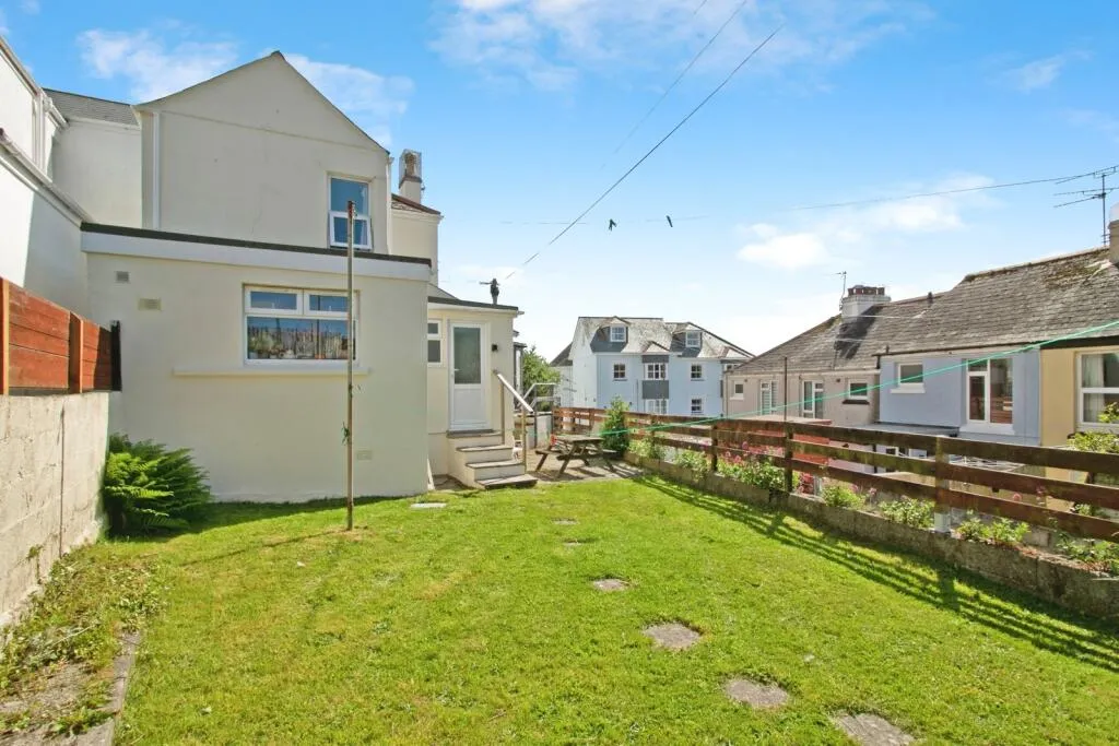 3 bed End of Terrace