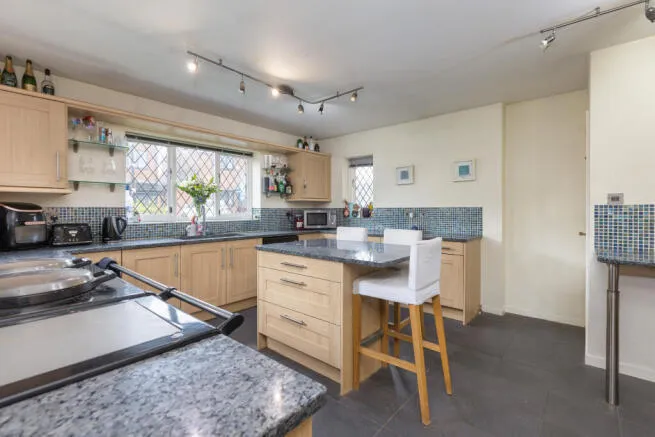 5 bed Detached
