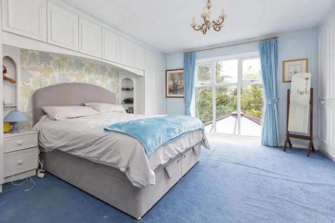 5 bed Detached