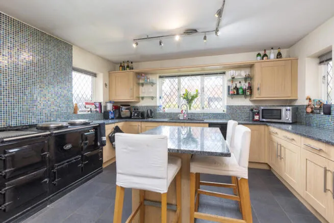 5 bed Detached
