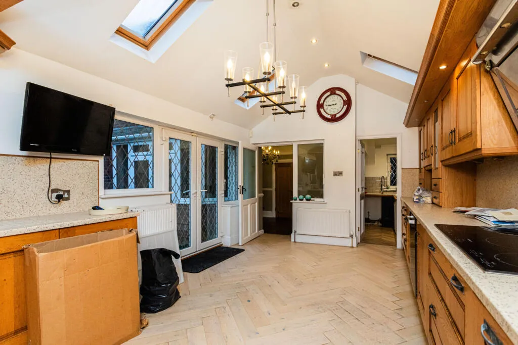 6 bed Detached