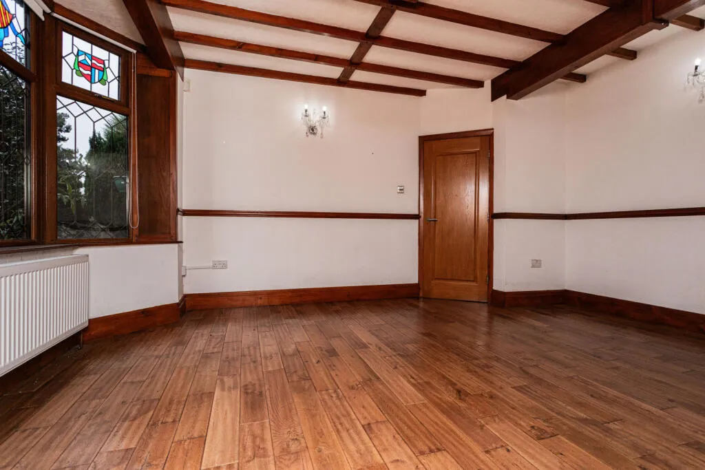 6 bed Detached