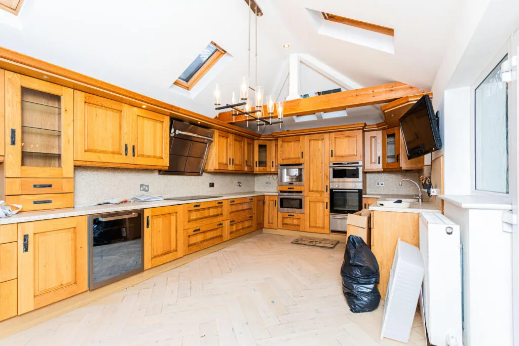6 bed Detached