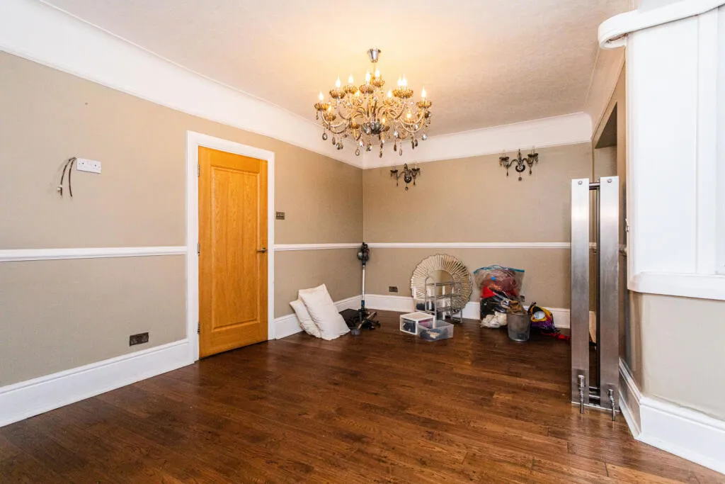 6 bed Detached