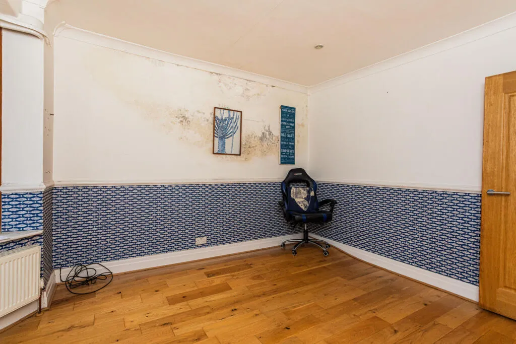 6 bed Detached