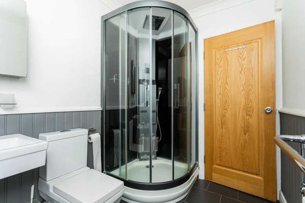 6 bed Detached