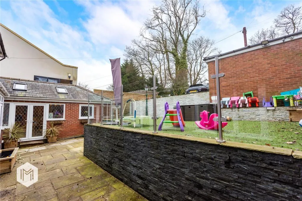 6 bed Detached