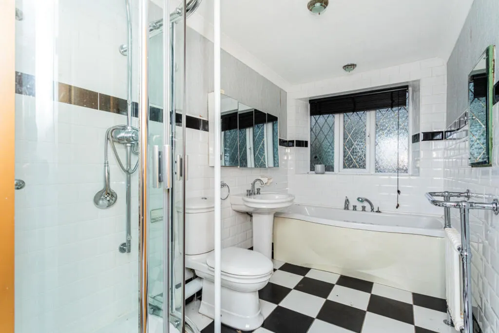 6 bed Detached